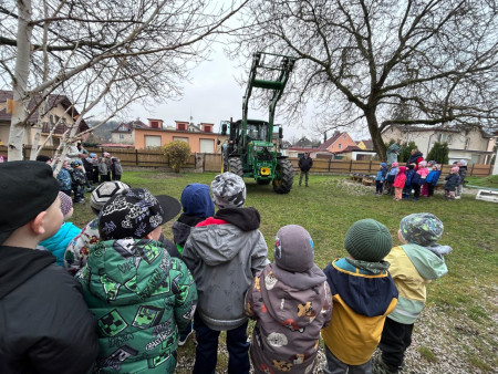 Na zahradu nám přijel traktor